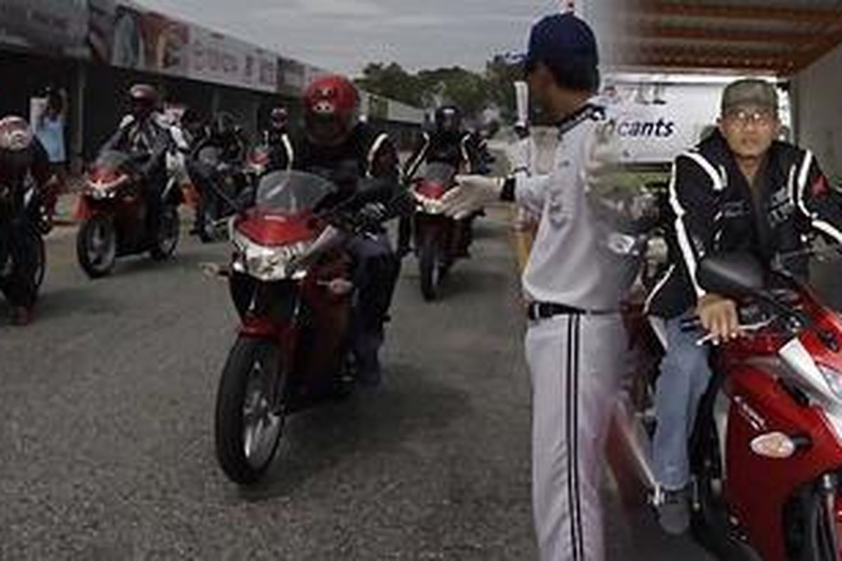 Kompas.com (kanan) bersama CBR 250R yang habis dijajal