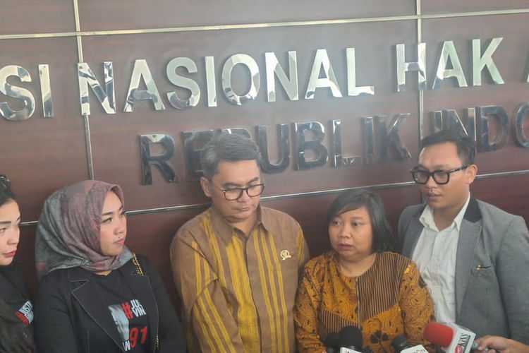 Tim Hukum Keluarga Vina (Kiri), Komisioner Komnas HAM Uli Parulian Sihombing (Tengah), dan Komisioner Komnas HAM, Anis Hidayah (kiri) saat memberikan keterangan di kantor Komnas HAM, Menteng, Jakarta Pusat, Senin (27/5)2024)