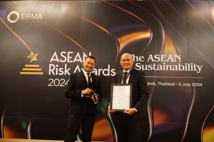 Jasa Raharja menerima penghargaan untuk kategori Risk Innovation and Technology pada ajang ASEAN Risk Awards (ARA) 2024 di St Regis, Bangkok, Thailand, Jumat (5/7/2024).