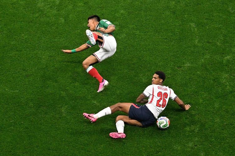 Beda Nasib dengan Balogun, Bek Inggris Jarell Quansah Diskors 2 Laga Buntut Kartu Merah