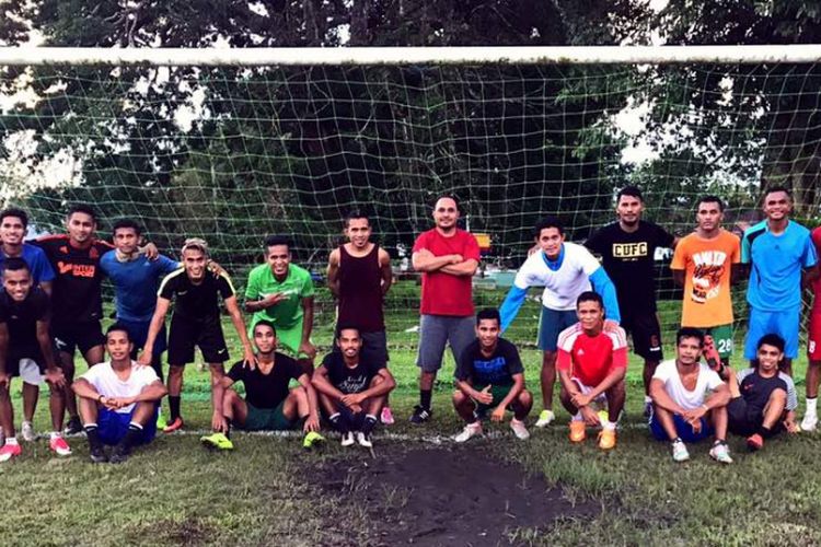 Para pesepak bola asal Tulehu berlatih di Lapangan Matawaru, Maluku Tengah, Sabtu (24/6/2017).
