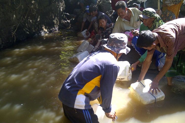 Warga saat mengambil air di sungai, Senin (31/7/2017)