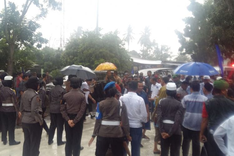 Warga Desa Sungai Petai, Kecamatan Kampar Kiri Hilir, Kabupaten Kampar, Hujan-hujanan menyambut kedatangan Cawapres Sandiaga Uno dan Ketum PAN Zulkifli Hasan, Senin (12/11/2018).