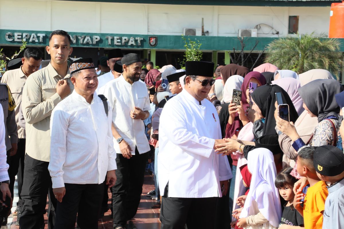 Mendagri sekaligus Kasatgas PRR Pascabencana Sumatera Muhammad Tito Karnavian bersama Presiden Prabowo Subianto melaksanakan salat Idulfitri 1447 H di Masjid Darussalam, kompleks hunian sementara (huntara) Aceh Tamiang, Sabtu (21/3/2026).

