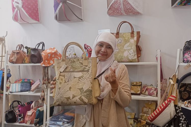 Novi, seorang IRT yang hobi membuat craft dan design kemudian memulai sebuah usaha sendiri dengan menghasilkan beberapa produk ecoprint