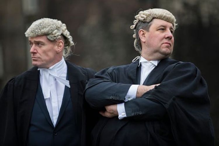 Hakim dan pengacara di Inggris mengenakan rambut palsu warna putih. Apa alasannya? Berikut ini sejarahnya