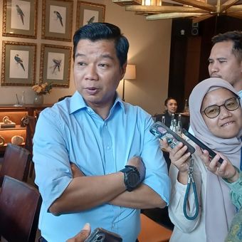 Corporate Secretary Pertamina Patra Niaga Roberth MV Dumatubun menyampaikan keterangan terkait kebijakan harga BBM di Jakarta, Selasa (31/3/2026).