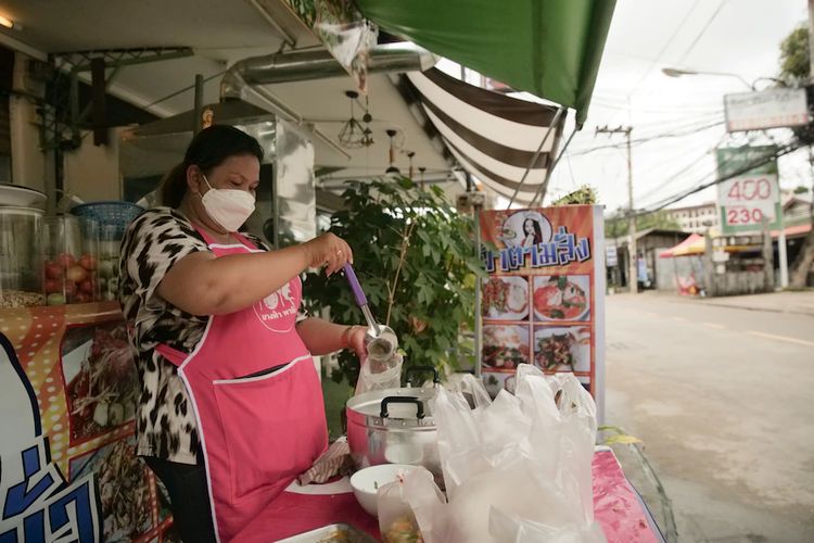 Dengan adanya pandemi, Dao beralih menjadi penjual makanan di pinggir jalan tapi penghasilannya tidak sebanyak jadi pekerja seks.