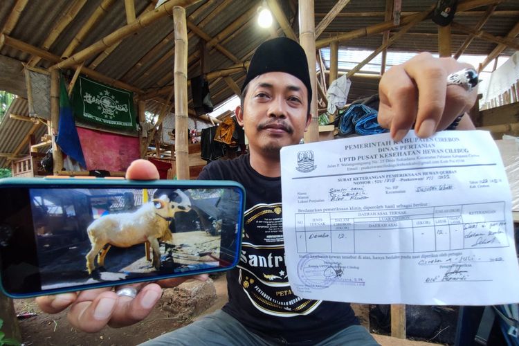Sobirin menujukan Foto dan Video yang dipakai untuk memasarkan produk, dan juga menunjukan sertifikat keterangan sehat dari Dinas Pertanian Kabupaten Cirrebon Senin (4/7/2022)