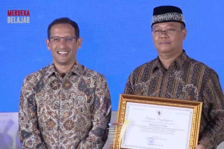 Mendikbudristek Nadiem Anwar Makarim (kiri) menyerahkan penghargaan kepada Rektor UT Prof. Ojat Darojat (kanan) atas capaian UT meraih Terbaik I Kinerja Anggaran kategori PTN Pola Pengelolaan Keuangan BLU (30/3/2023).