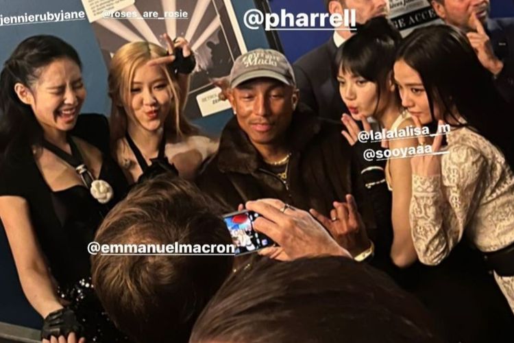 Alexandre menautkan akun Jisoo, Jennie, Rosé, Lisa, dan Pharell sekaligus akun Emmanuel Macron yang tampak memegang ponsel dengan mode kamera menyala.