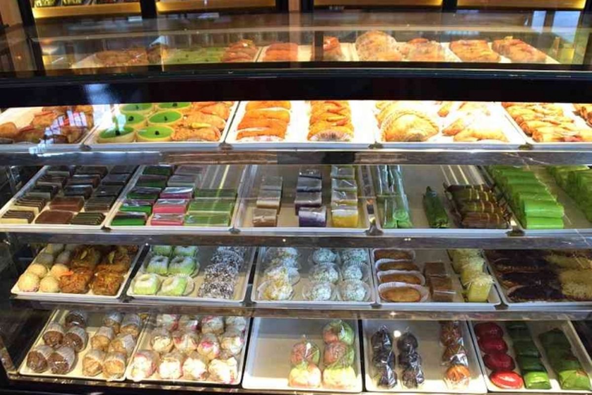 Kue Putu Ayu merupakan salah satu kue tradisional yang terdapat di Royal Bakery and Cafe.