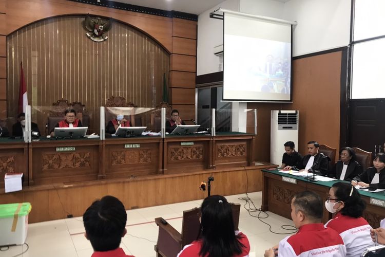 Sebanyak 12 orang termasuk pihak keluarga Nofriansyah Yosua Hutabarat atau Brigadir J dihadirkan jaksa penuntut umum (JPU) pada Kejaksaan Negeri (Kejari) Jakarta Selatan (Jaksel) dalam sidang Richard Eliezer Pudihang Lumiu atau Bharada E dalam persidangan di Pengadilan Negeri (PN) Jakarta Selatan, Selasa (25/10/2022).