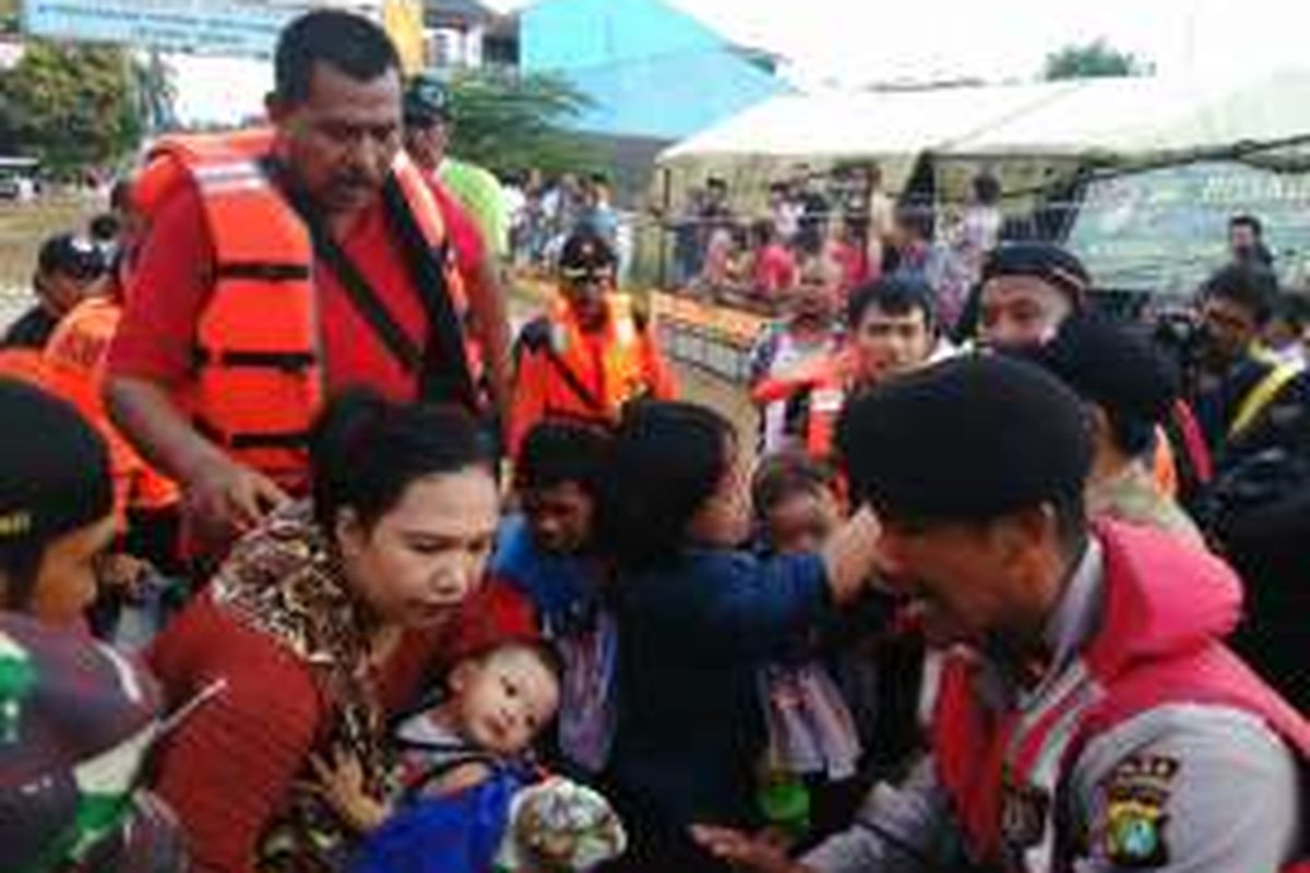 Petugas nampak mengevakuasi wanita dan balita dalam banjir di Komplek Perumahan PGP Jatiasih, Bekasi, Jawa Barat. Kamis (21/4/2016)
