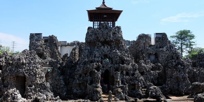 Situs bersejarah di tengah kota Cirebon, Gua Sunyaragi.
