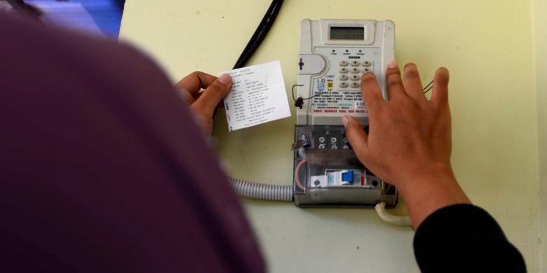 Konsumsi Listrik Naik - Warga memasukkan nomer token untuk mengisi pulsa prabayar pada meter listrik di rumahnya di Kelurahan Cinangka, Sawangan, Kota Depok, Senin (28/4/2014). Cuaca panas di musim pancaroba membuat konsumsi listrik naik karena tingginya frekuensi penggunaan pendingin ruangan dan mesin pompa air. Kondisi ini membuat beban puncak sistem kelistrikan Jawa, madura, dan Bali, mencapai rekor tertinggi sebesar 22.974 megawatt.



Kompas/Iwan Setiyawan (SET)

28-04-2014



DIMUAT 29/4/14 HAL 18 *** Local Caption *** Konsumsi Listrik Naik - Warga memasukkan nomer token untuk mengisi pulsa prabayar pada meter listrik di rumahnya di Kelurahan Cinangka, Sawangan, Kota Depok, Senin (28/4). Cuaca panas di musim pancaroba membuat konsumsi listrik naik karena tingginya frekuensi penggunaan pendingin ruangan dan mesin pompa air. Kondisi ini membuat beban puncak sistem kelistrikan Jawa, madura, dan Bali, mencapai rekor tertinggi sebesar 22.974 megawatt.



Kompas/Iwan Setiyawan (SET)

28-04-2014

