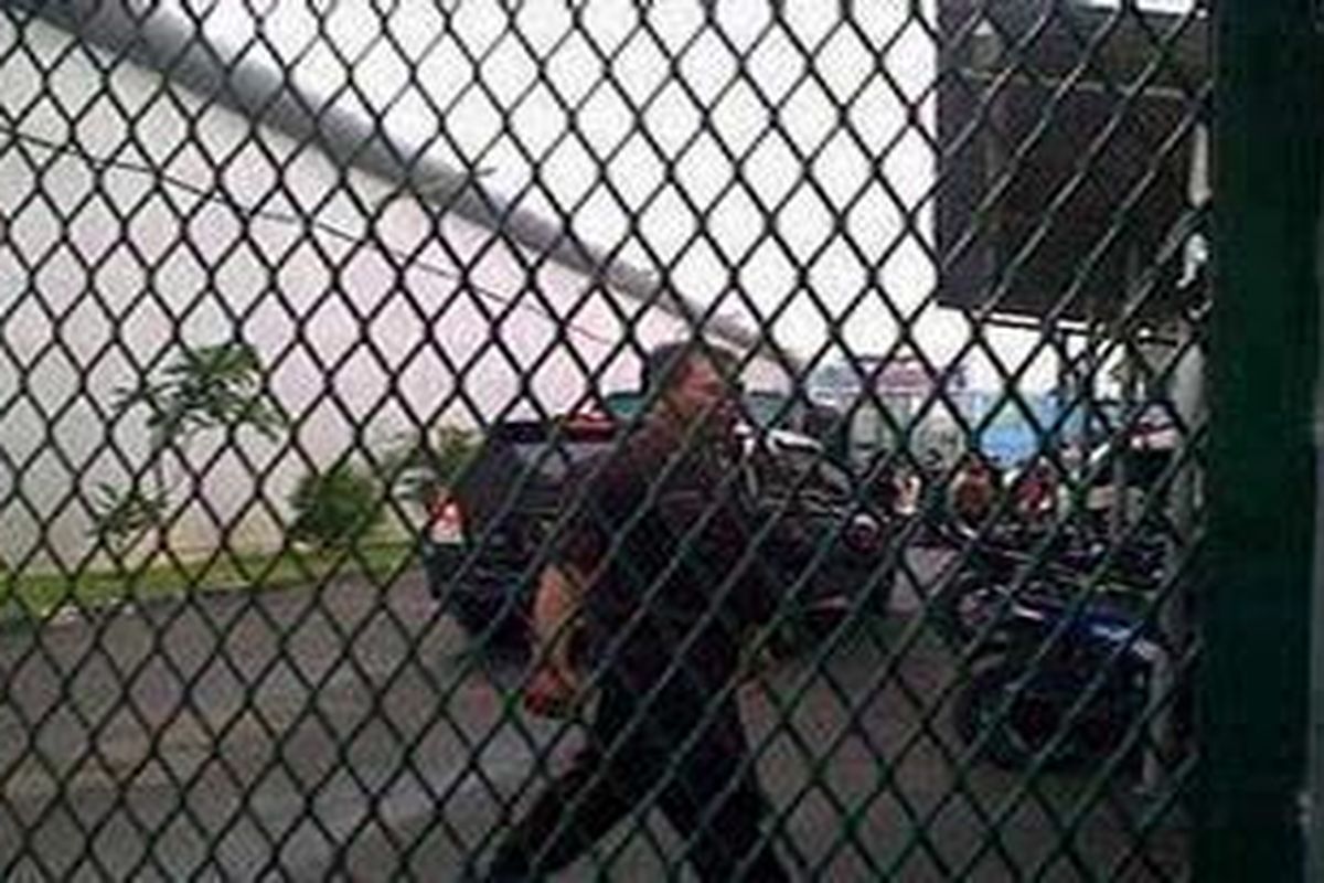 Penjagaan Rumah Tahanan Cipinang, Jakarta, Jumat (15/1/2010) sangat ketat. Tampak para petugas Rumah Tahanan yang berjaga-jaga dan melarang wartawan yang ingin meliput untuk masuk ke dalam gedung Rumah Tahanan. 