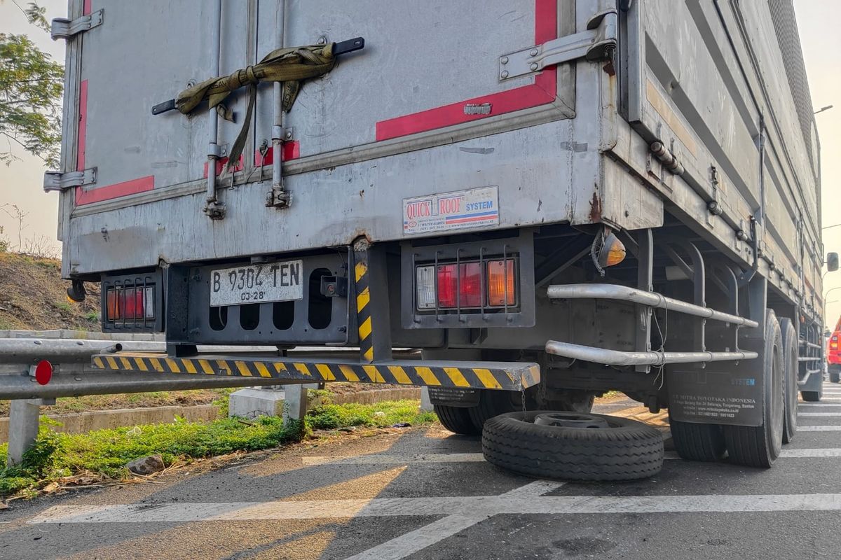 Ban serep truk yang dicuri di Tol Cipali