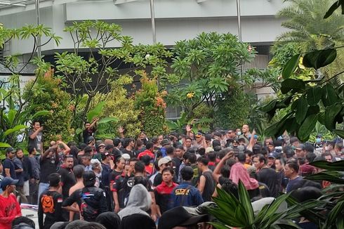 Demo di Depan Kantor Gojek Ricuh, Massa Sopir Gocar Saling Dorong dengan Polisi