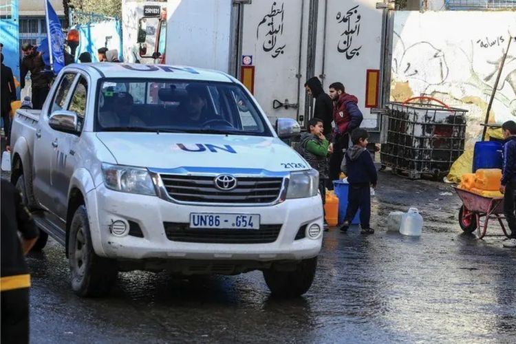 Lembaga bantuan di bawah PBB menyalurkan air bersih kepada penduduk Jalur Gaza.