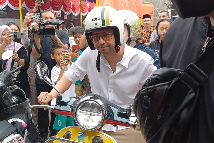 Presenter Raffi Ahmad membonceng istrinya, Nagita Slavina dengan motor Vespa setelah mencoblos dalam momen Pemilu di TPS 001 Pangakalan Jati Baru, Depok, Rabu (14/2/2024).