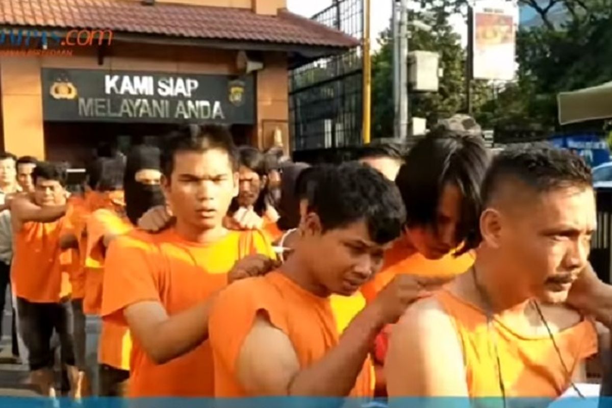 Sejumlah tersangka pelaku kerusuhan di kawasan Slipi dan Petamburan, Jakarta Barat, Rabu (22/5/2019) yang berhasil ditangkap polisi. 