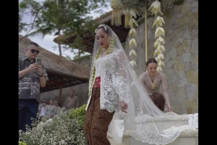 Adik mendiang Ashraf Sinclair, Aishah Sinclair, hadir sebagai bridesmaid Bunga Citra Lestari alias BCL yang resmi menikah dengan Tiko Aryawardhana di Bali hari ini, Sabtu (2/12/2023).