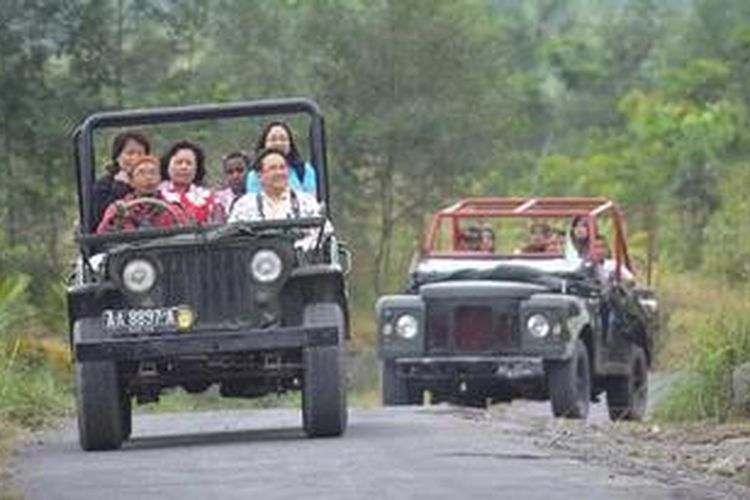 Wisatawan menyusuri lereng Merapi di Dusun Petung, Desa Umbulharjo, Cangkringan, Sleman, DI Yogyakarta, dengan menggunakan kendaraan jip wisata yang disewakan dengan tarif berkisar Rp 250.000 per perjalanan, Selasa (10/7/2012). Berbagai paket wisata terus dikembangkan di kawasan tersebut untuk membantu membangkitkan perekonomian warga yang terkena dampak erupsi Merapi.  