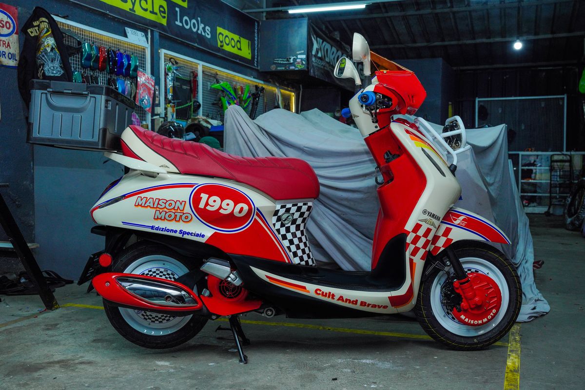 Yamaha Grand Filano Hybrid kembali mendapat sentuhan khas dengan mengusung konsep Vintage Rally ala motor petualang era 90-an