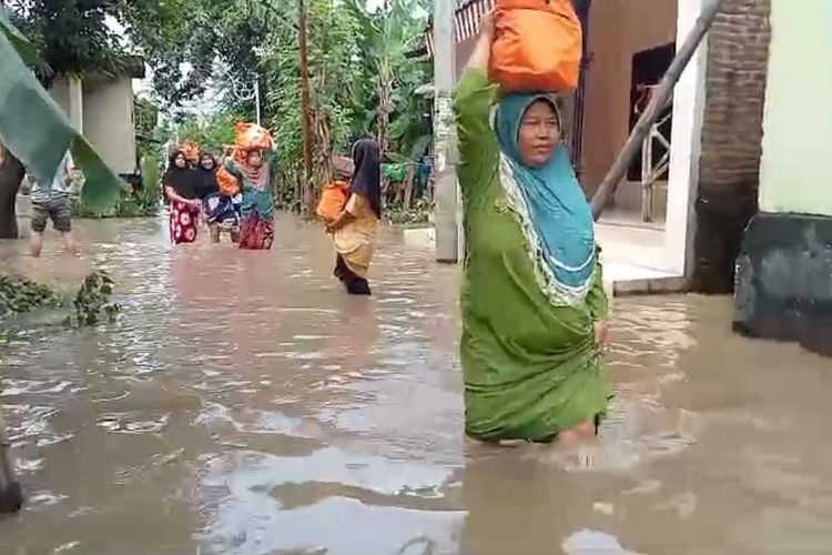 Warga Dusun Rujak Gadung Kelurahan Karangketug Kecamatan Gadingrejo Kota Pasuruan menerima paket bantuan sembako dari BNPB, Kamis (02/01/2025) 