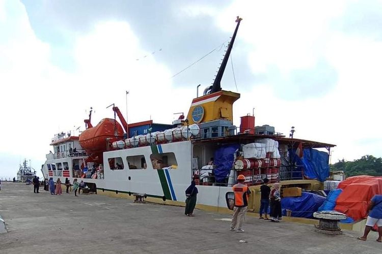 KM Sabuk Nusantara bersiap berlayar dari Pelabuhan Kalianget menuju Pulau Raas Sumenep, Senin (25/3/2024). 