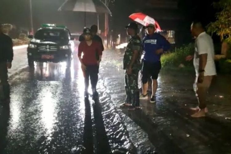 Wali Kota Singkawang Tjhai Chui Mie meninjau kondisi jalan di depan Dayang Resor. 