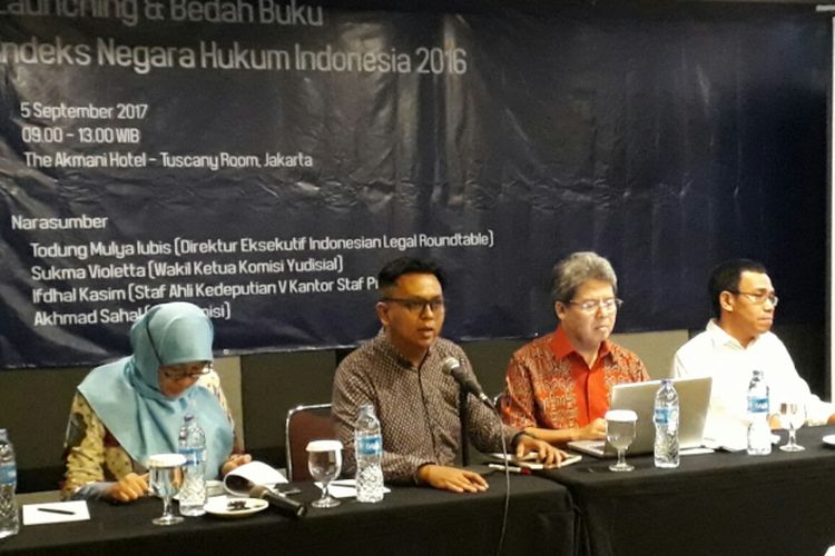 Dari kiri ke kanan, Wakil Ketua Komisi Yudisial Sukma Violetta, kemudian moderator acara, lalu Direktur Eksekutif Indonesian Legal Roundtable Todung Mulya Lubis, dan akademisi atau Pengurus Cabang Istimewa NU Cabang AS Akhmad Sahal, Selasa (5/9/2017).