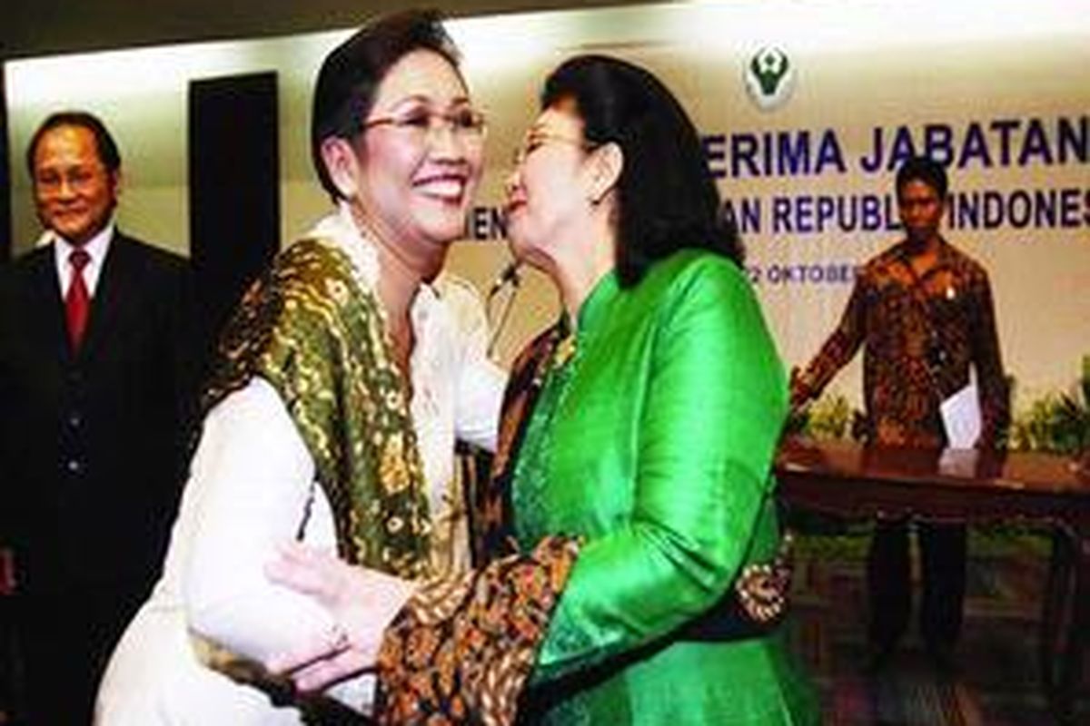 Menteri Kesehatan Kabinet Indonesia Bersatu Siti Fadilah Supari (kanan) mengucapkan selamat kepada penggantinya, Endang Rahayu Sedyaningsih, seusai acara serah terima jabatan di Gedung Departemen Kesehatan, Jakarta, Kamis (22/10).