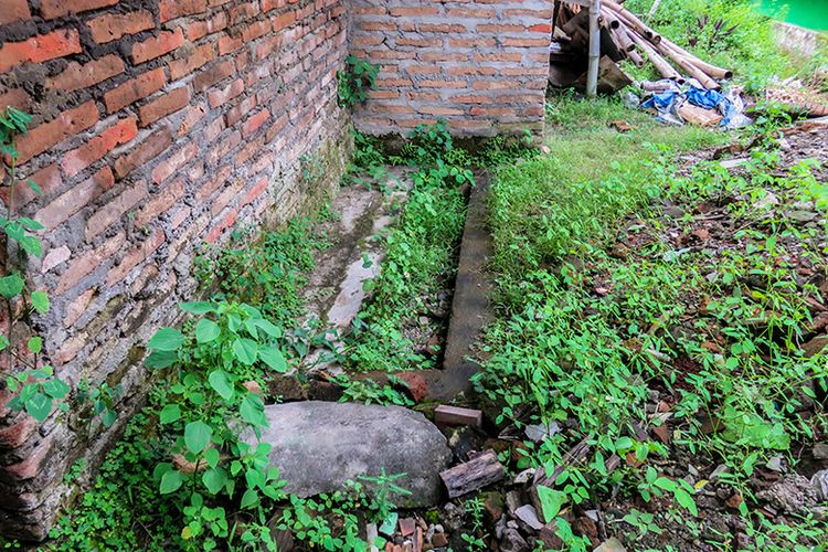 Makam Nyai Mendres di samping rumah penduduk