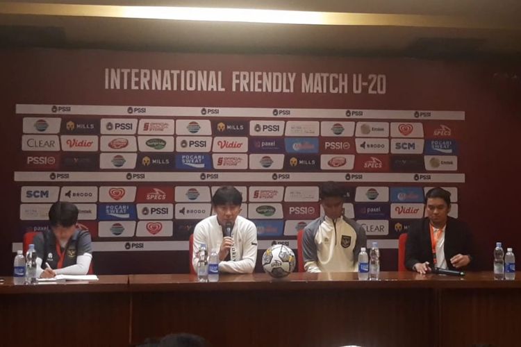 Pelatih timnas U20 Indonesia Shin Tae-yong berbicara dalam konferensi pers seusai laga persahabatan kontra Selandia Baru di Stadion Utama Gelora Bung Karno (SUGBK) Senayan, Jakarta, pada Minggu (19/2/2023) malam WIB.