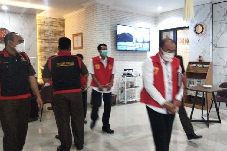 Tersangka kasus pengadaan masker di Dinas Sosial Karangasem Bali saat berada di Kejari Karangasem. 