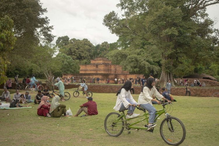 Suasana ramai pengunjung Candi Muaro Jambi, Kabupaten Muaro Jambi, saat lebaran hari ketiga pada Rabu (4/5/2022). Mulai dari penyewaan sepeda, tikar dan hiburan musik dinikmati pengunjung dari pelbagai penjuru.