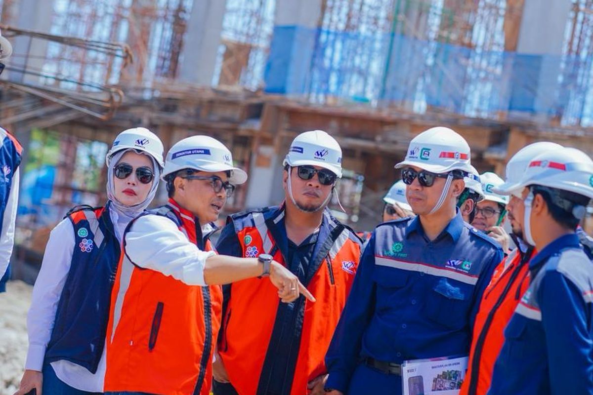 Direktur Utama PT Waskita Karya (Persero) Tbk Muhammad Hanugroho didampingi Direktur Operasi II Waskita Karya Paulus Budi Kartiko meninjau langsung ke sejumlah lokasi proyek Sekolah Rakyat (SR) di Jawa Timur.