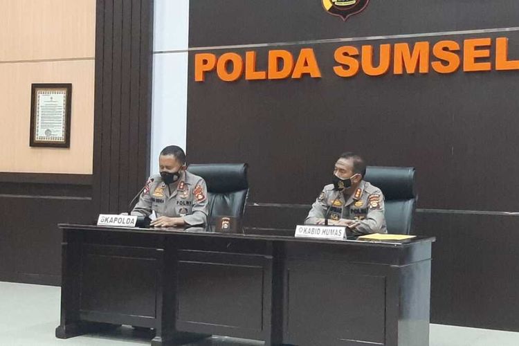Kapolda Sumsel Irjen Pol Eko Indra Heri bersama Kabid Humas Polda Sumsel memberikan keterangan pers terkait bantuan Rp 2 triliun dari keluarga Akidi Tio, Kamis (5/8/2021).