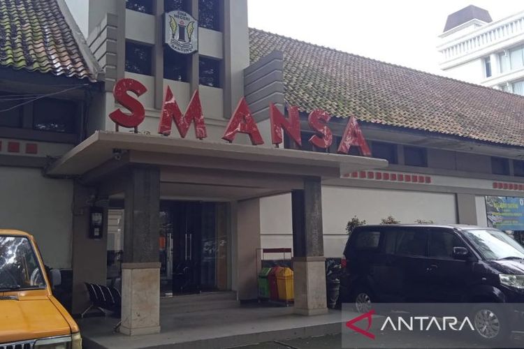 Tampak depan Sekolah Menengah Atas Negeri 1 Bandung atau SMA Negeri 1 Bandung.