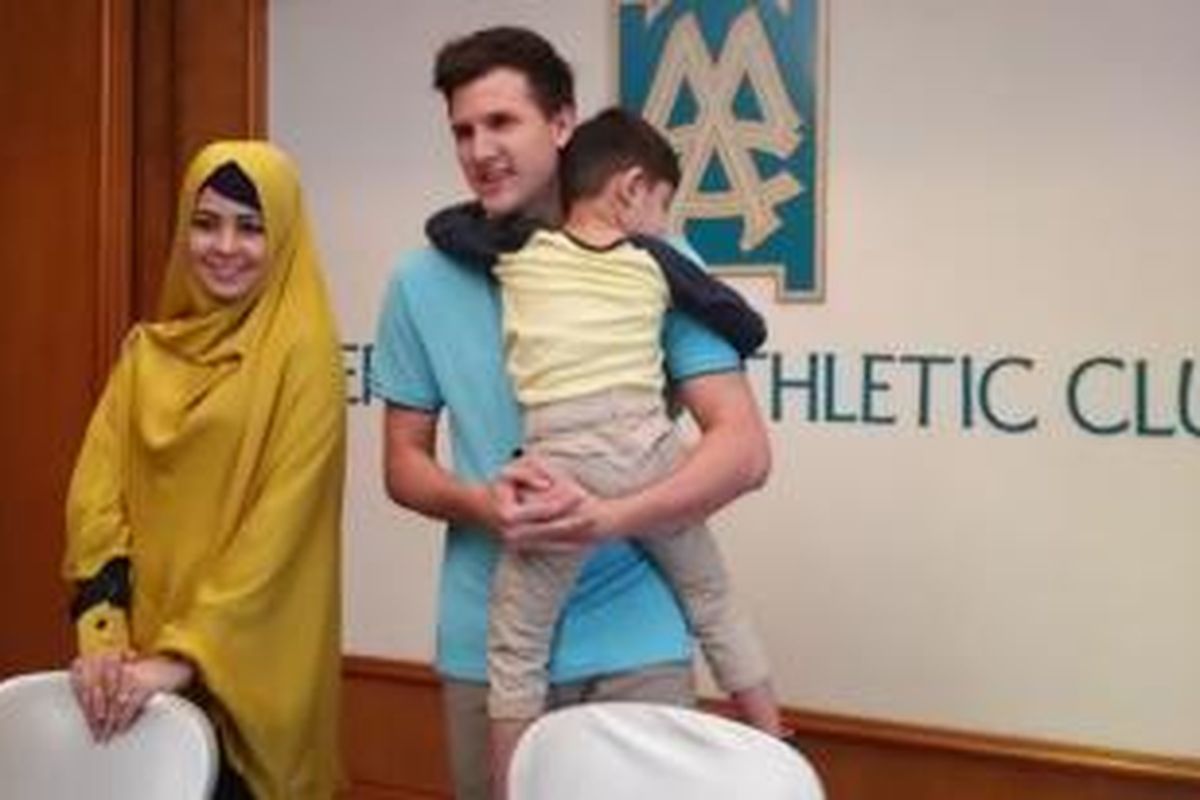 Risty Tagor (kiri) dan Stuart Collin, yang menggendong anak Risty dari pernikahan sebelumnya, berfoto sesudah berbicara dalam jumpa pers di Jakarta pada Rabu (8/4/2015) mengenai acara lamaran yang telah mereka adakan dan rencana pernikagan mereka.