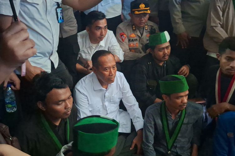 Wamendiktisaintek Temui Massa Aksi Hardiknas di Tengah Hujan Deras: Tidak Ada Penutupan Prodi