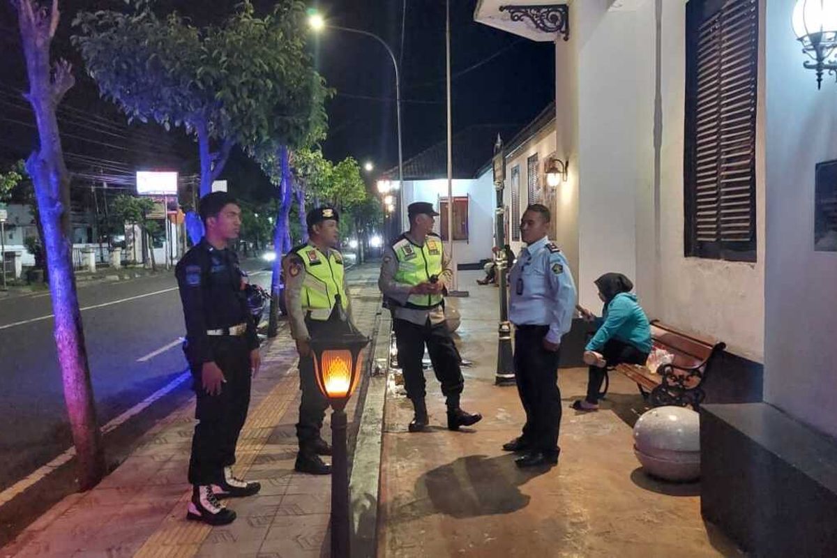 Petugas saat melakukan sosialisasi kepada masyarakat