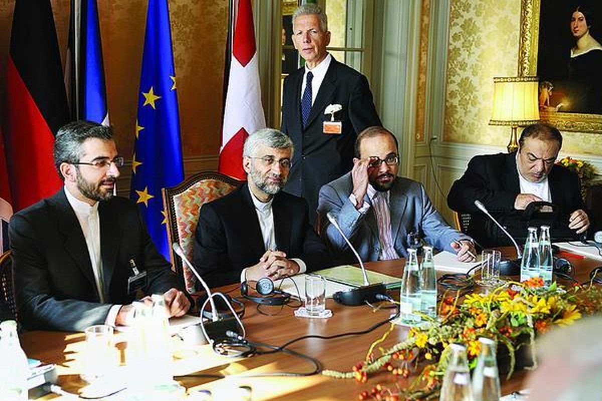 Perunding utama Iran mengenai program nuklir Iran, Saeed Jalili (kedua dari kiri), duduk bersama anggota delegasi Iran. Pada Kamis (1/10) berlangsung perundingan Iran dengan enam negara soal program nuklir di Geneva, Swiss.