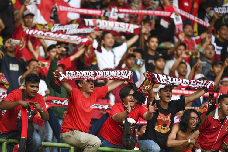 Suporter timnas U-19 Indonesia memberikan dukungan saat pertandingan melawan timnas U-19 Iran di Stadion Patriot Candrabhaga, Bekasi, Jawa Barat,  Sabtu (7/9/2019). Timnas U-19 Indonesia dikalahkan Iran dengan skor 2-4.