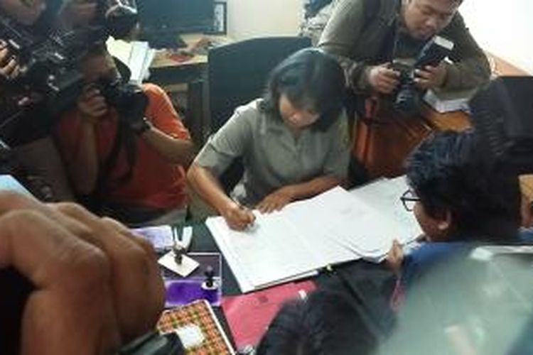 Sejumlah anggota tim kuasa hukum penyidik KPK Novel Baswedan, mendaftarkan gugatan praperadilan di Pengadilan Negeri Jakarta Selatan, Senin (11/5/2015).