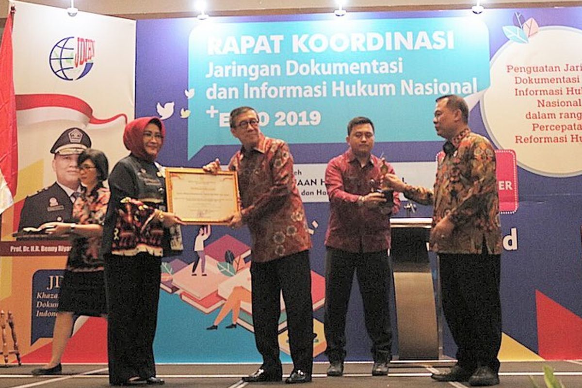 Kepala Badan Perencanaan dan Pengembangan Ketenagakerjaan (Barenbang) Kemnaker Tri Retno Isnaningsih saat menerima terbaik II Jaringan Dokumentasi dan Informasi Hukum Nasional (JDIHN) Award Tahun 2019 untuk tingkat kementerian di Jakarta, Senin (9/9/2019).