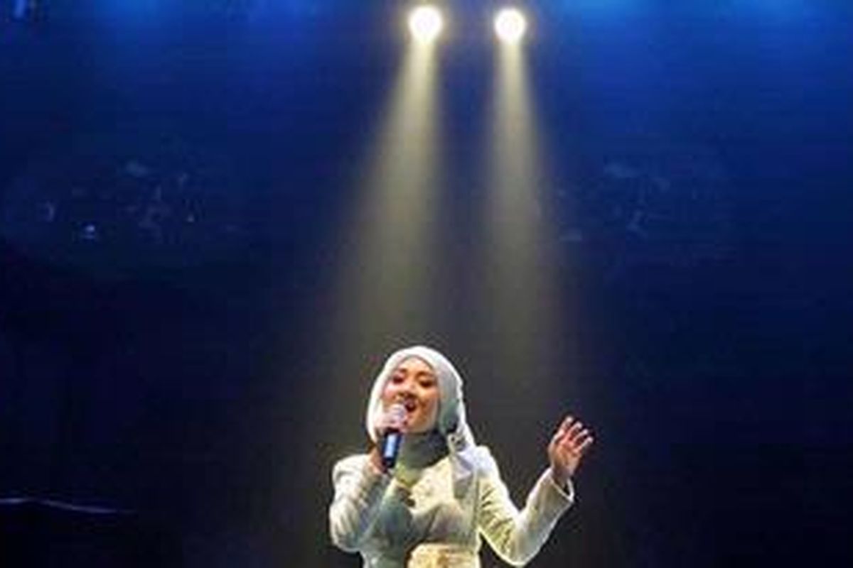 Finalis tiga besar X Factor Indonesia Fatin Shidqia Lubis tampil menjadi penyanyi pembuka pada konser vokalis wanita asal Australia, Lenka, yang bertajuk Lenka Live in Concert, di Skenoo Exhibition, Gandaria City, Jakarta Selatan, Sabtu (4/5/2013) malam. 