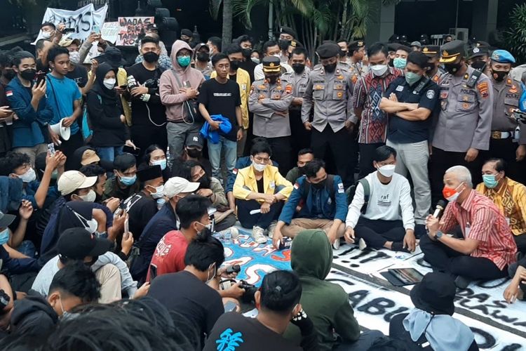 Gubernur Jawa Tengah Ganjar Pranowo saat dialog bersama massa aksi demo Wadas di halaman kantornya, Selasa (22/3/2022)